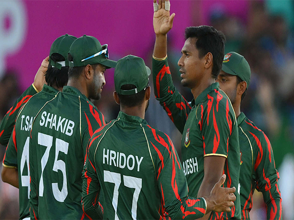 Mustafizur Rehman celebrating with his teammates (Photo: ICC)