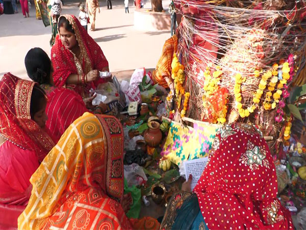 Married women seek blessings on Vat Savitri Puja(Photo/ANI) Married women seek blessings on Vat Savitri Puja(Photo/ANI)