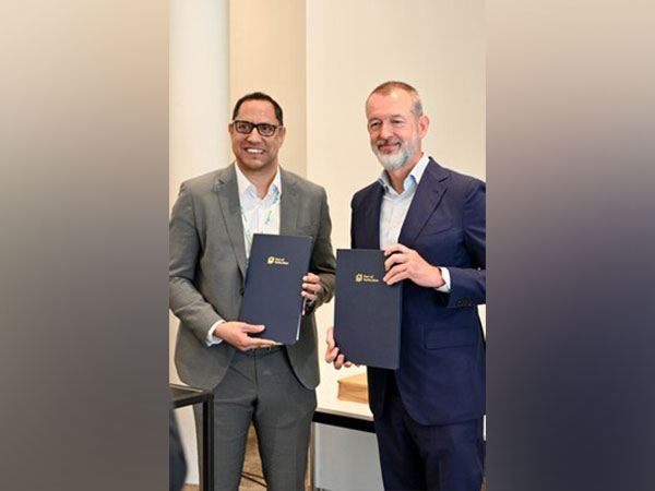 Gautam Reddy, CEO, AM Green Ammonia with Boudewijn Siemons, CEO, Port of Rotterdam during the MoU signing