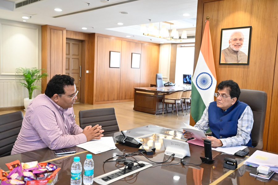 Paytm founder Vijay Shekhar Sharm with Union Minister Piyush Goyal (Photo/@PiyushGoyalOffc)