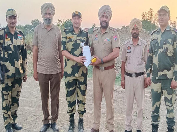 BSF recovers drone and three packets of heroin from Punjab border (Photo/PunjabBSF) BSF recovers drone and three packets of heroin from Punjab border (Photo/PunjabBSF)
