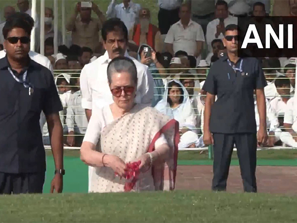 Sonia Gandhi pays tribute to Jawaharlal Nehru (Photo/ANI)