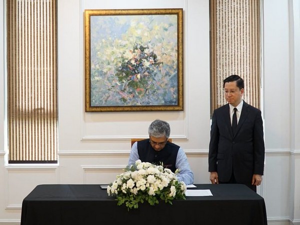 Secretary (East) P Kumaran signs condolence book, pays tribute to former Vietnamese President Tran Duc Luong (Photo/@MEAIndia)
