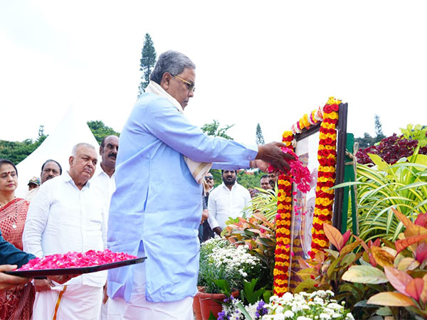 Karnataka CM Siddaramaiah paid floral tribute to former Prime Minister Jawaharlal Nehru (Photo/ANI) 