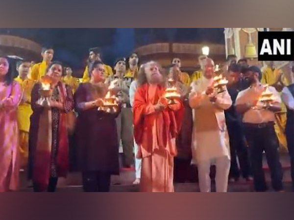 Former President Ram Nath Kovind performs Ganga Aarti in Rishikesh (Photo/ANI)