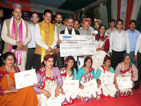 CM Sukhvinder Singh Sukhu with Sukh Sammaan Nidhi Yojana beneficiaries (Photo/ @Himachal Pradesh CMO) 
