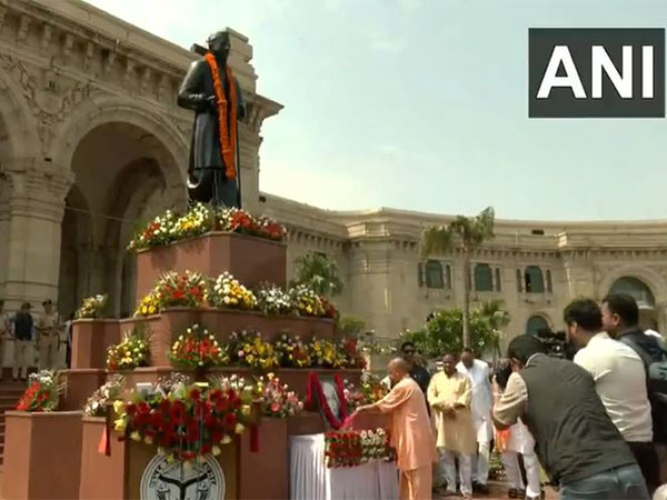 Uttar Pradesh CM Yogi Adityanath paid tribute to former PM Chaudhary Charan Singh on his death anniversary   (Photo/ANI)