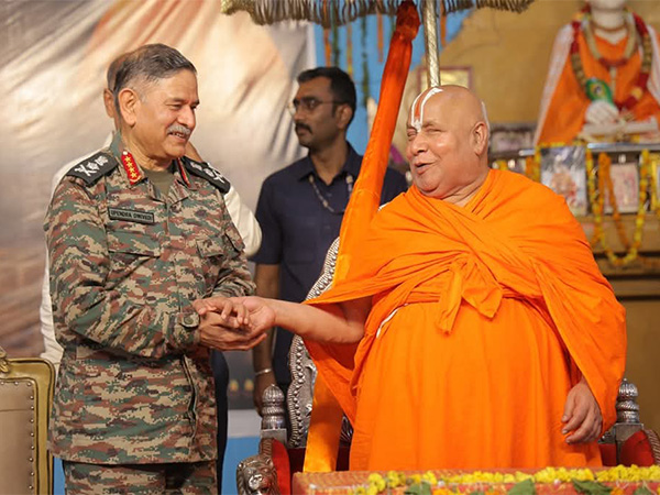 Spiritual leader Jagadguru Rambhadracharya and Chief of Army Staff, General Upendra Dwivedi (Photo/ @JagadguruJi)
