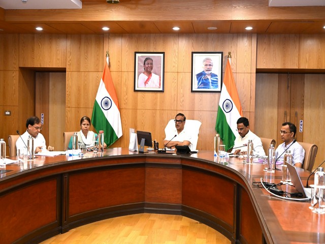 Assam CM Himanta Biswa Sarma holds video conference with DCs (Photo/@himantabiswa) 