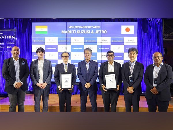 Takashi Suzuki (CDG JETRO), Tapan Sahoo exchanges MoU in presence of Hisashi Takeuchi and Sunil Kakkar (Photo source: Maruti Suzuki)