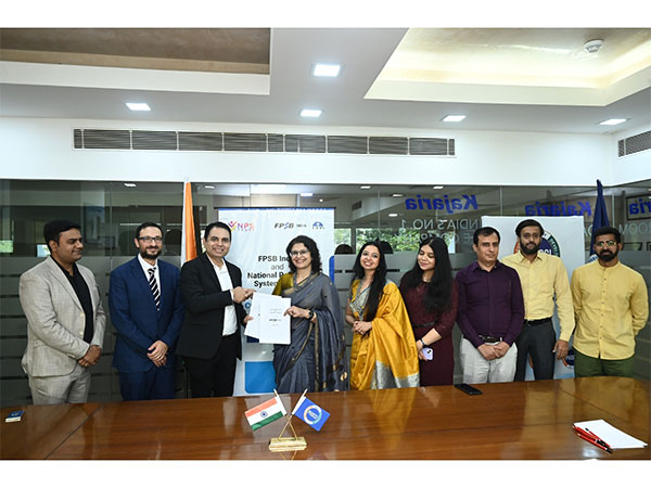 MoU signing by Mr Krishan Mishra, CEO – FPSB India (left) and Ms Suparna Tandon, CEO – NPS Trust (right)