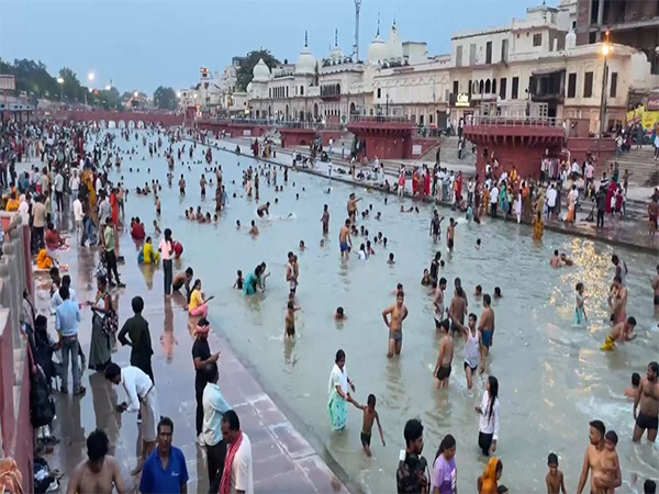 Devotees took holy dip in Ram Ki Paidi in Ayodhya (Photo/ANI)