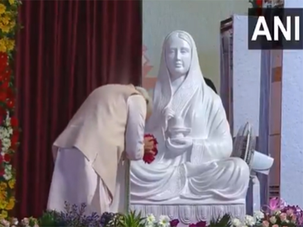 PM Modi paying floral tribute to Devi Ahilyabai Holkar at ‘Mahila Sashaktikaran Mahasammelan’ programme (Photo/ANI)