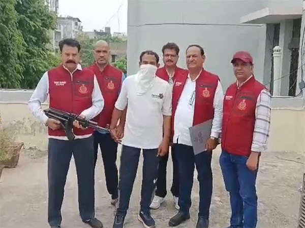 Delhi Crime Branch with Sonu. (Photo/Delhi Crime Branch)