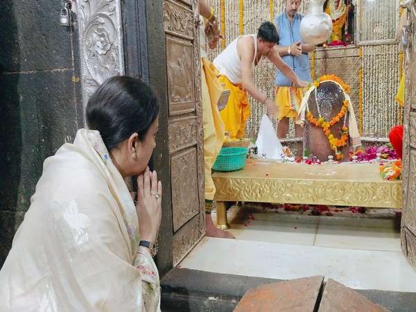 BJP leader Smriti Irani offers prayers at Mahakal temple (Photo/ ANI)