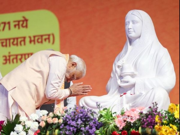 PM Narendra Modi paying tribute to Lokmata Devi Ahilyabai Holkar on her birth anniversary in Bhopal (Photo/@narendramodi) PM Narendra Modi paying tribute to Lokmata Devi Ahilyabai Holkar on her birth anniversary in Bhopal (Photo/@narendramodi)
