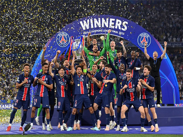 PSG with the trophy. (Photo: @PSG_English X)