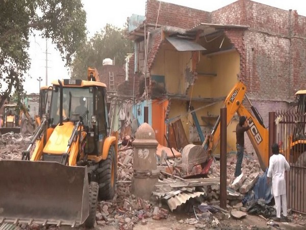 Demolition drive underway at Madrasi Camp in Jangpura (Photo/ANI) Demolition drive underway at Madrasi Camp in Jangpura (Photo/ANI)