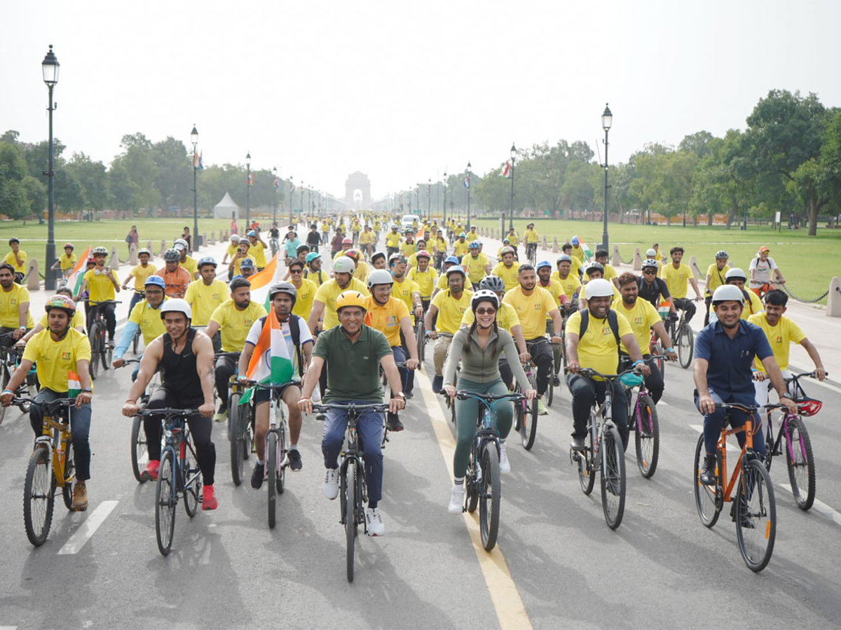 Union Sports Minister Mandaviya leading a group of cyclists. (Photo- SAI Media)