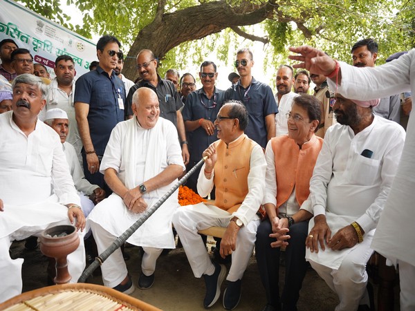 Shivraj Singh Chouhan engages in dialogue with farmers sitting on a traditional cot in Meerut. (Photo/PIB)