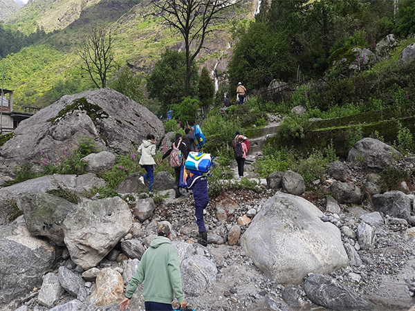 Lachung Hotel Association evacuating the stranded indiviiduals (Photo/Lachung Hotel Association)