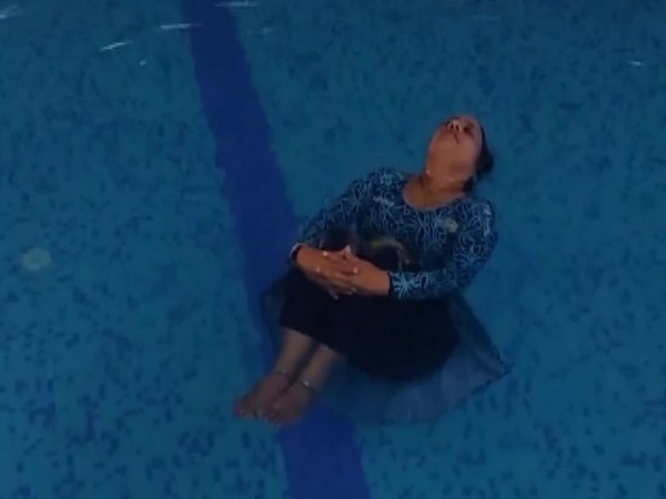  Yarlagadda Geetha Srikanth performs yoga in water (Photo/ANI)