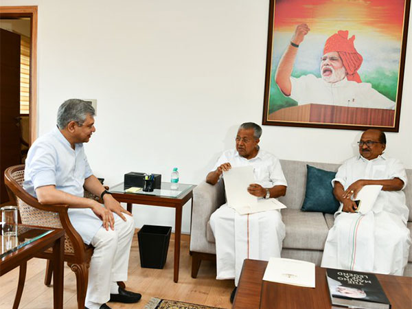 Railway Minister Ashwini Vaishnaw (left) with Kerala Chief Minister Pinarayi Vijayan (Photo/X @AshwiniVaishnaw)
