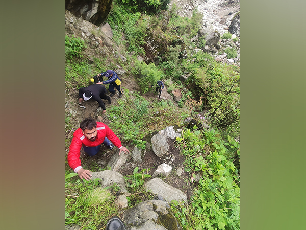 SDRF rescues two stranded pilgrims near Lincholi, during their return from Kedarnath (Photo/SDRF Uttarakhand)