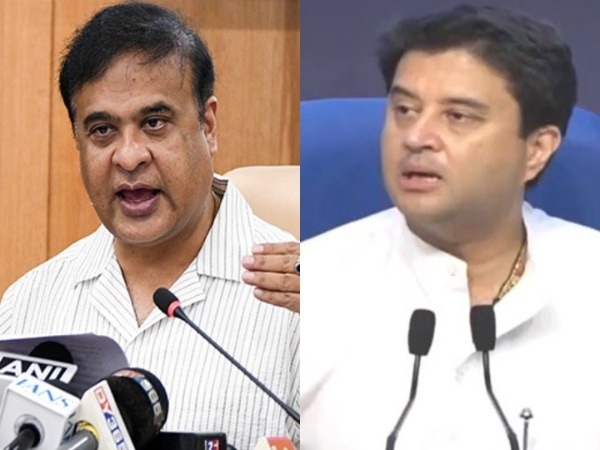 Assam CM Himanta Biswa Sarma tours flood affected areas (Photo/@himantabiswa) 