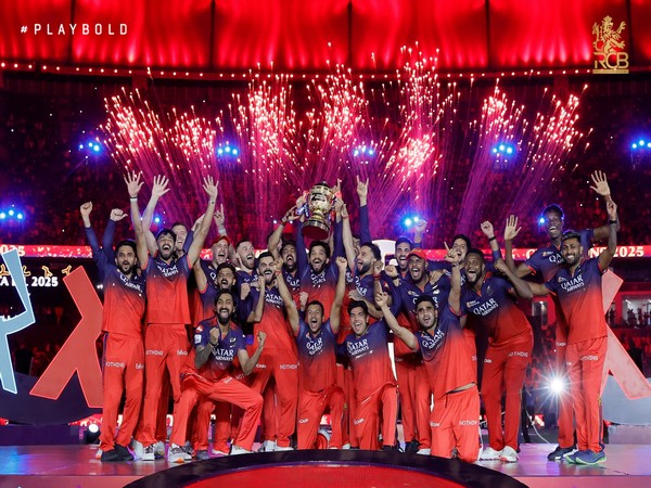 RCB with the title. (Photo- IPL)