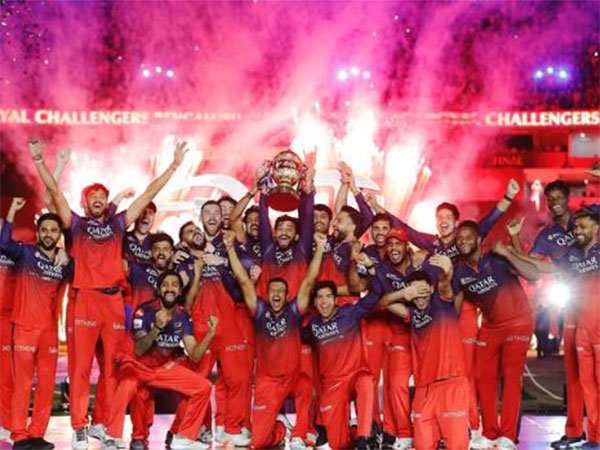 RCB team with the title. (Photo- devpadikkal19 X)