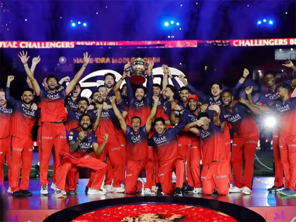 RCB team posing with the trophy. (Photo- IPL)