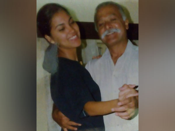 Actor Lara Dutta Bhupathi and her late father (Image source: Instagram)