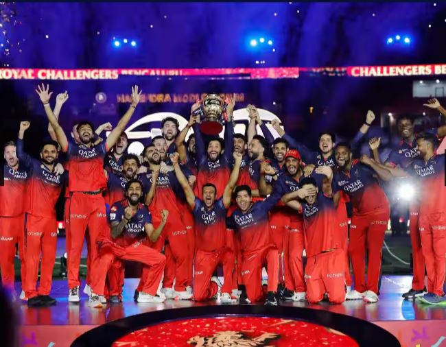 RCB team with the title. (Photo- IPL)