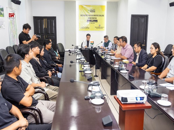 Mizoram Chief Minister Lalduhoma presents seed funding to winners of the State-Level Chief Minister's Inventor's Challenge (Photo/ANI)