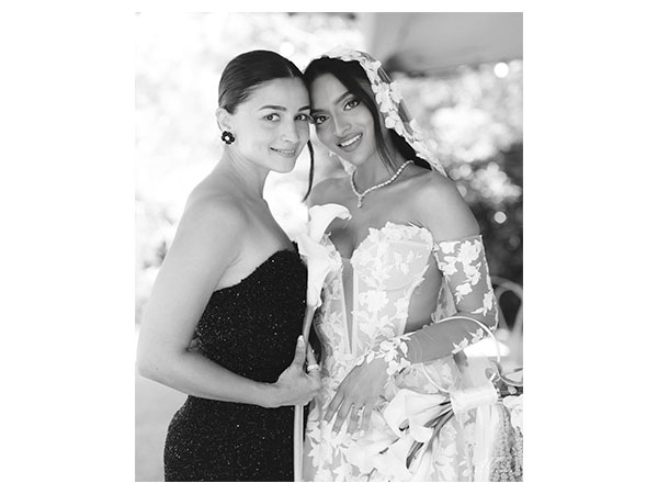 Alia Bhatt with her friend Tanya Saha Gupta (Image source: Instagram/@aliaabhatt)