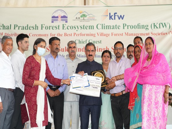 CM Sukhvinder Singh Sukhu honours forest management societies of Kangra and Chamba (Photo/ @SukhuSukhvinder) 