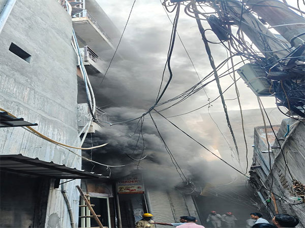  Fire breaks out at shop in Delhi's Chandni Chowk (Photo/ANI)