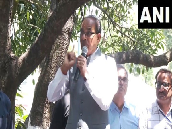Shivraj Singh Chouhan interacts with farmers at the 'Kisan Chaupal' organised in Dehradun. (Photo/ANI)