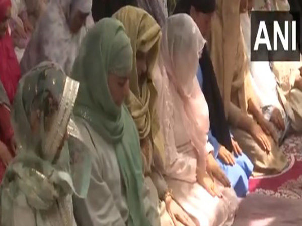 PDP Chief Iltija Mufti and Mehbooba Mufti offer Namaz in Srinagar (Photo/ANI) 