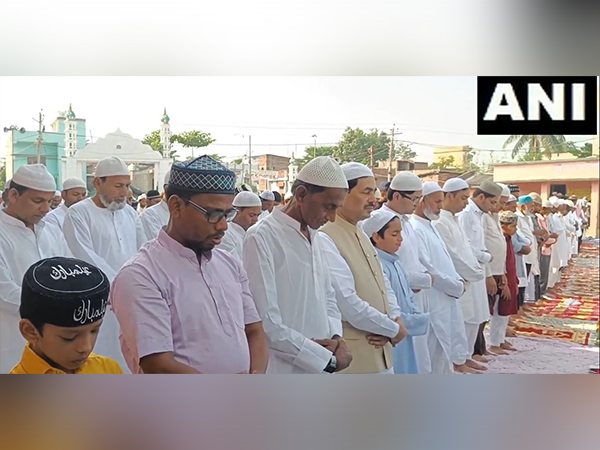 BJP Spokesperson Shahnawaz Hussain offers prayers (Photo/ANI)