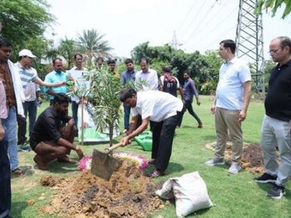 Ministry of Mines participates in ‘Ek Ped Maa Ke Naam 2.0’ plantation drive in New Delhi (Photo/PIB)