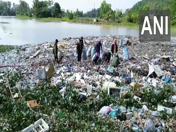 Plastic waste and other solid waste accumulated due to flood around the Ithai Barrage (Photo/ANI)