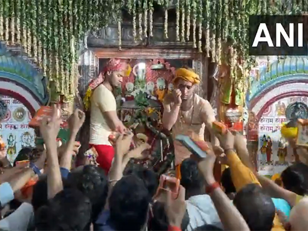 Devotees at Hanuman Garhi Mandir (Photo/ANI)