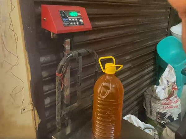  Adulterated mustard oil seized in Ghaziabad (Photo/ANI)