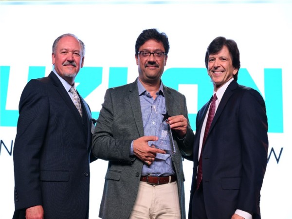 Mr. Rajendra Mehta – Chief Human Resources Officer, Suzlon Group receiving the award.