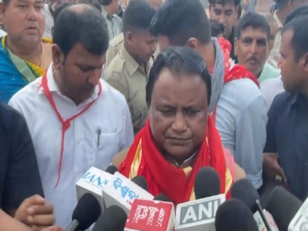 Odisha CM Mohan Charan Majhi seeks blessings during Snana Purnima at Jagannath Temple in Puri (Photo/ANI)