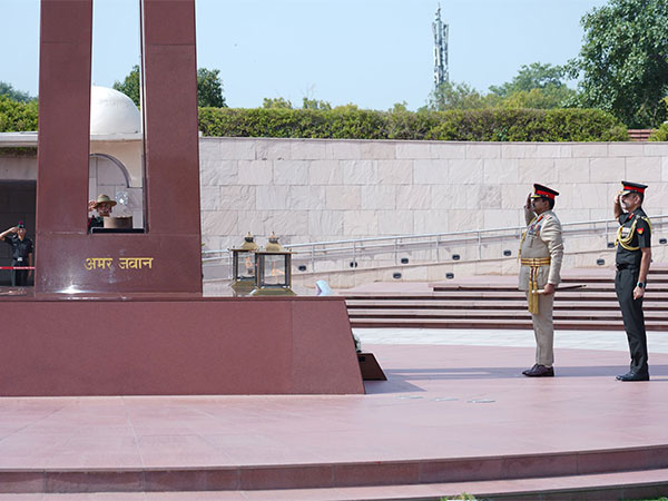 Sri Lanka Army Chief pays tribute at National War Memorial (Image: X @adgpi)