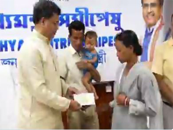 CM Manik Saha hands over cheque to a bereaved family member of drowning incident victim. (Photo/X handle of Tripura CM)