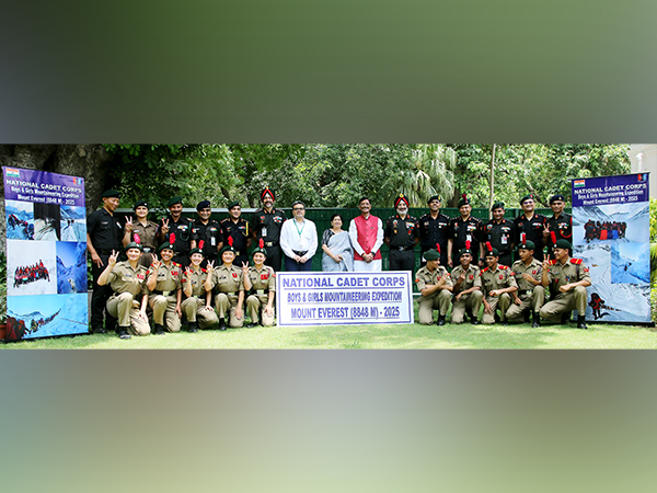 Union Minister Sanjay Seth with NCC Mount Everest expedition team (Photo/PIB)